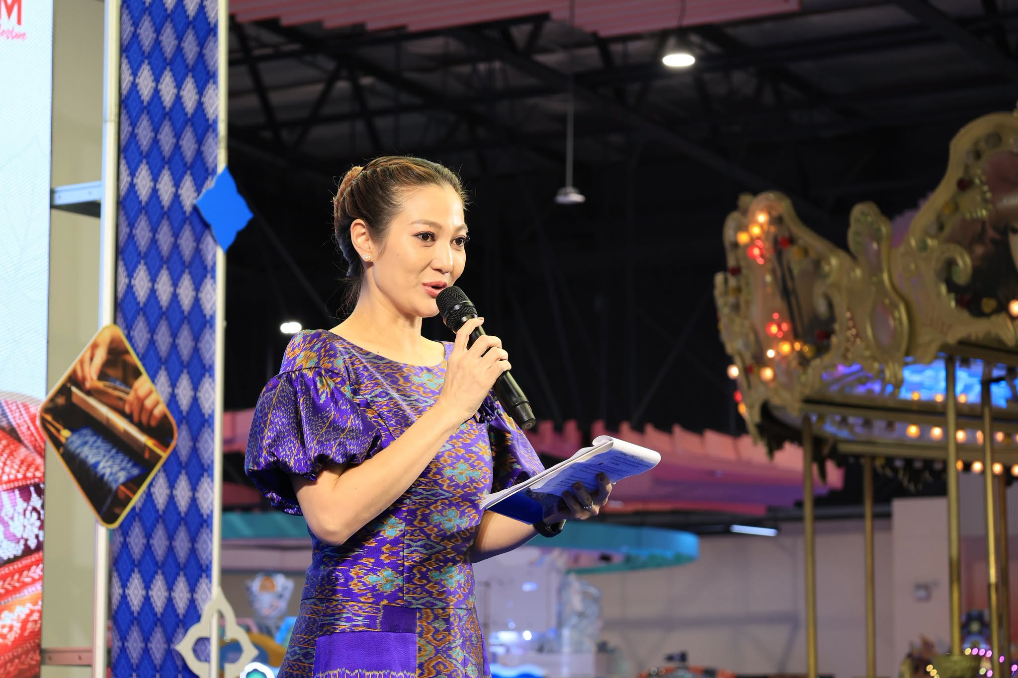 title - ส.ป.ก. ร่วมเป็นเกียรติในพิธีเปิดงานโครงการประชาสัมพันธ์และส่งเสริมการจำหน่ายผ้าไหมและผลิตภัณฑ์หม่อนไหมสัญจร ณ กรุงเทพมหานครและจังหวัดนนทบุรี ครั้งที่ 2